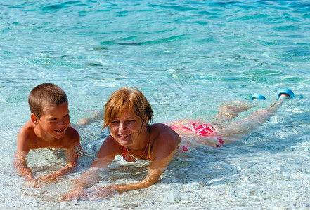 一家人在海里洗澡暑假希腊凯法隆尼亚海滩安提萨莫斯假期高清图片素材
