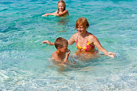 一家人在海里洗澡暑假希腊凯法隆尼亚海滩安提萨莫斯假期高清图片素材