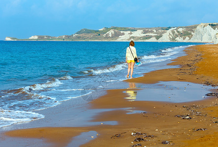 红沙西滩上的妇女早见希腊凯法洛尼亚爱奥海海岸高清图片素材