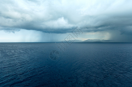风暴法米拉从凯法洛尼亚到伊萨卡希腊的火车渡轮上伴着暴风雨的天空海景夏季风希腊背景
