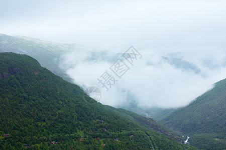 山地夏季景观河流和山坡上的房屋挪威奥兰德杰莱特图片