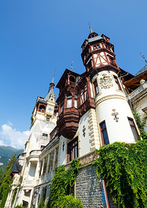 贝利城堡夏景罗马尼亚西奈亚附近建于1873年至1914年建筑师约翰内斯舒尔茨背景图片