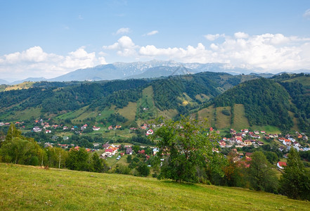 Bran村夏季观察罗马尼亚布拉索夫附近图片