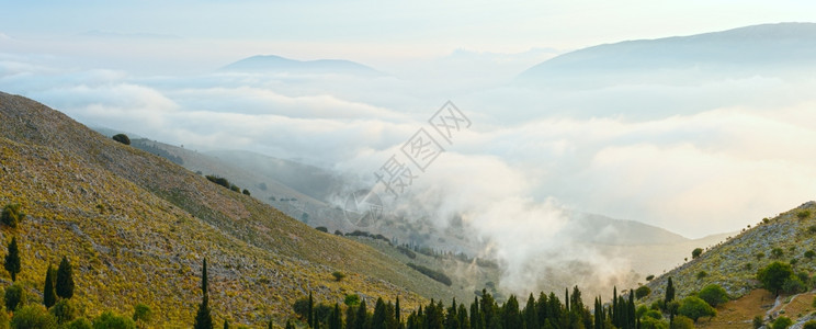清晨多云的夏季山地景观希腊凯法洛尼亚全景图片