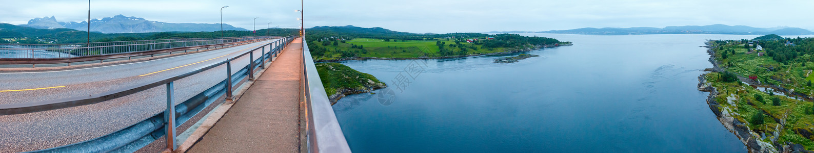 Fjord夏季夜视由水流桥挪威带水的桥面全景背景图片
