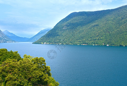 瑞士南部和意大利北边界上的Lugano湖图片