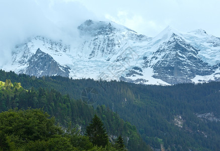 山顶岩石上雪的夏季山瑞士图片
