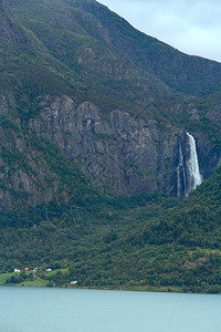 夏季多云的山地景观有峡湾和瀑布挪威背景图片