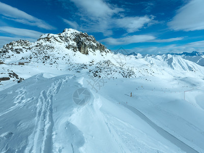 最高站和滑雪山坡早上冬季地奥利所有人无法辨认图片