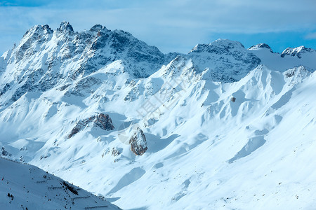 上午SilvrettaAlps风景与滑雪电梯奥地利提洛图片