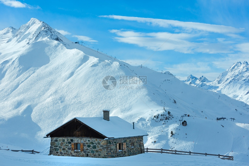 冬季山雪坡奥地利泰洛尔上的堆积屋和滑雪场所有人都无法辨认图片