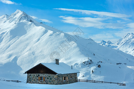 冬季山雪坡奥地利泰洛尔上的堆积屋和滑雪场所有人都无法辨认西尔弗雷塔高清图片素材
