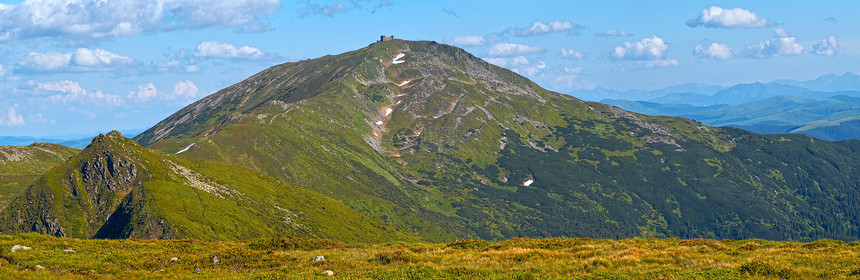 夏季山景和边积雪乌克兰科霍诺格拉海脊观测站废墟图片