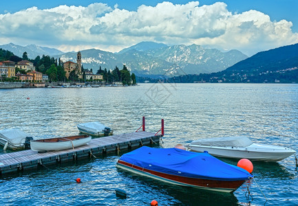 Como湖意大利夏季海岸观光船在前面图片