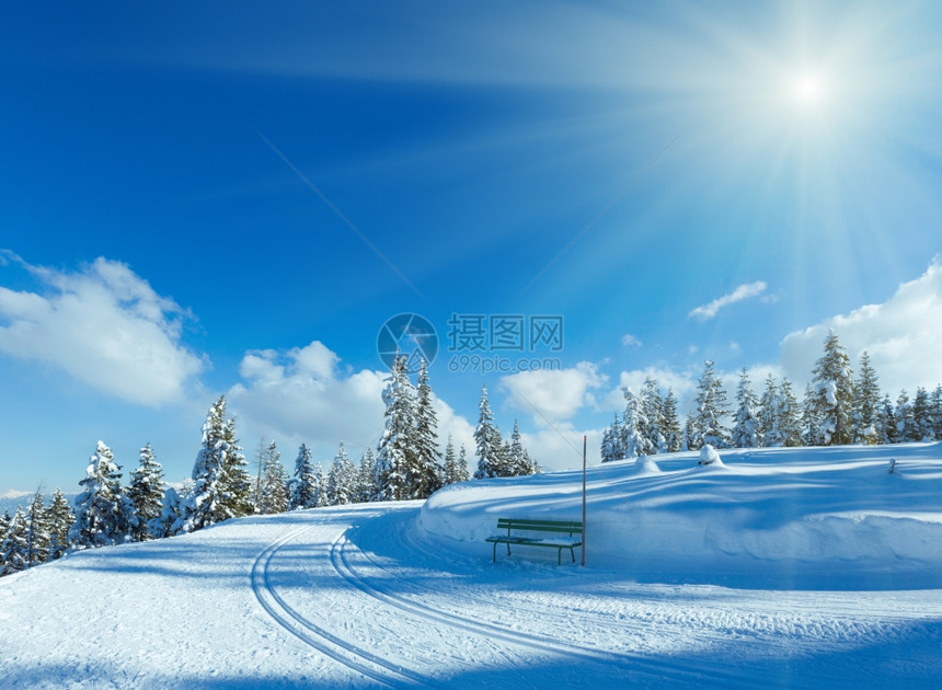 冬季山区森林雪有滑跑道和长椅帕基诺巴恩山顶奥地利菲兹穆斯图片