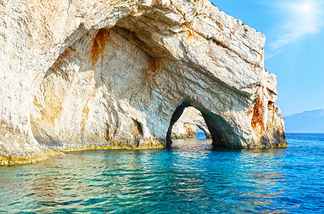 从船上看到蓝色洞穴Zakynthos希腊斯基纳里角高清图片