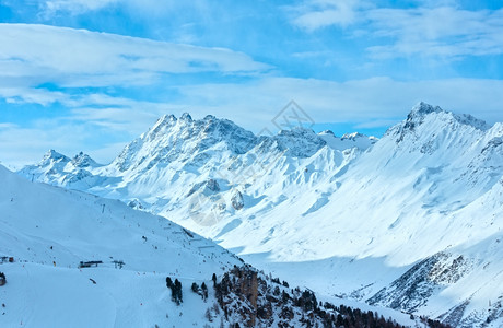 冬季SilvrettaAlps风景以滑雪和升起奥地利提洛尔所有滑雪者都无法辨认冬天高清图片素材