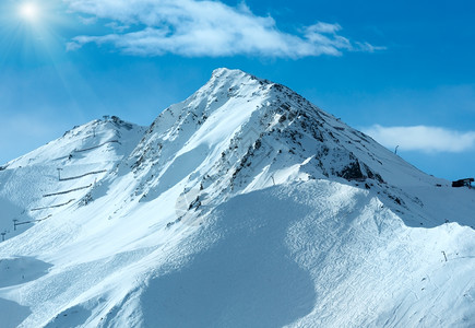 上午SilvrettaAlps山坡有滑雪车的铁轨奥地利提洛尔滑雪板高清图片素材
