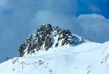 冬岩峰顶奥地利Tyrol和斜坡滑雪电梯图片