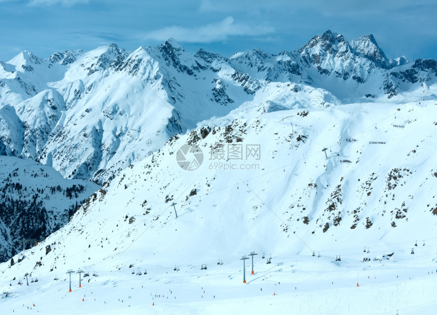 在奥地利蒂罗尔的斜坡上雪地风景和滑电梯所有者都无法辨认