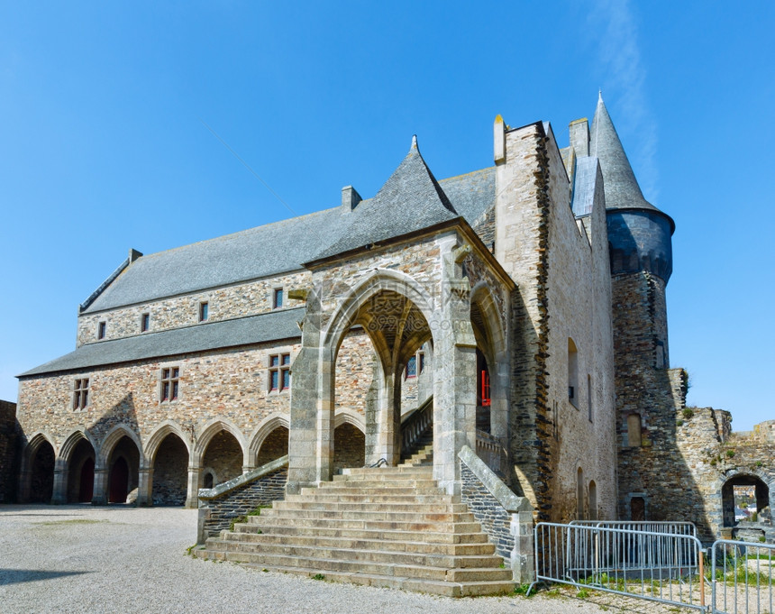 Vitre市政厅在城堡墙内192年重建的一座大楼里图片