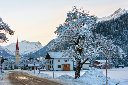 冬季晚上山村风景和雪树奥地利蒂罗尔图片
