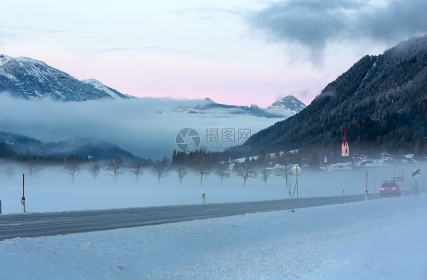 冬季晚上的迷雾路和山村开工图片