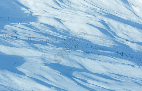冬季雪坡上的滑电梯和机奥地利泰洛尔所有人都无法辨认求助高清图片素材