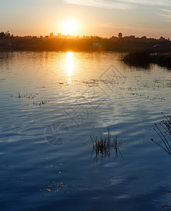 日落湖夏风景和太阳反射图片