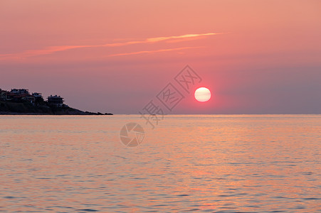 日出海景粉色天空的太阳和水面反射图片