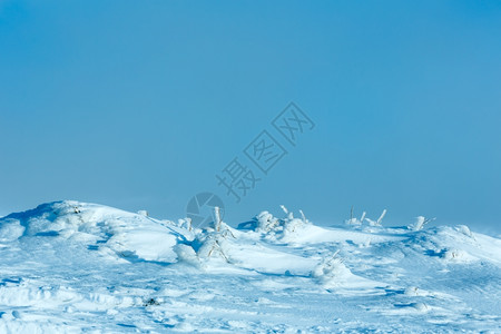 冬晨山坡上冰雪风景高清图片素材