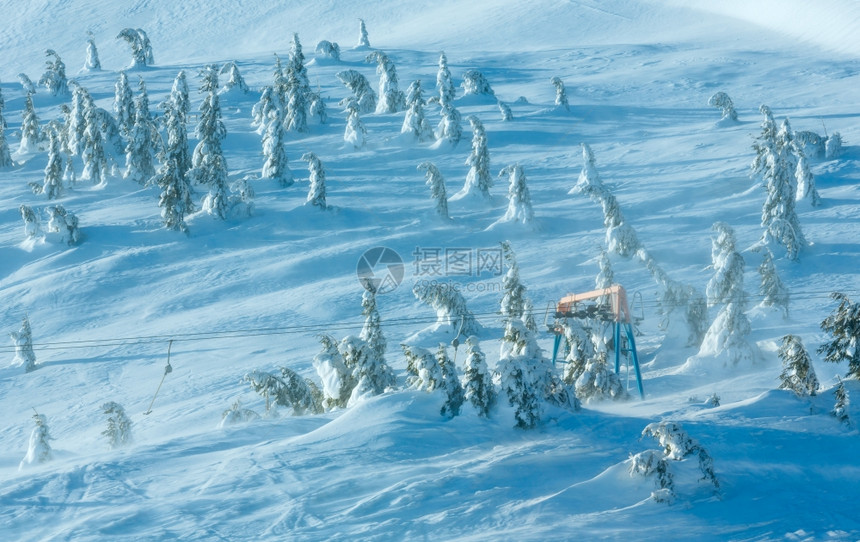 寒冬清晨山上的雪树和滑电梯图片