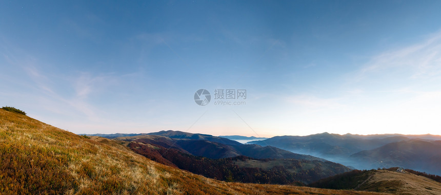 秋天前的山峰全景云层和最后的星辰在天空中图片