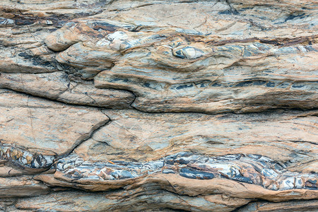 一部分岩石被浸透了另一种多色地质物以蛇的形式自然背景背景图片