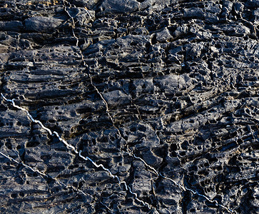 一部分岩石与另地质材料的白色条纹密合自然背景图片