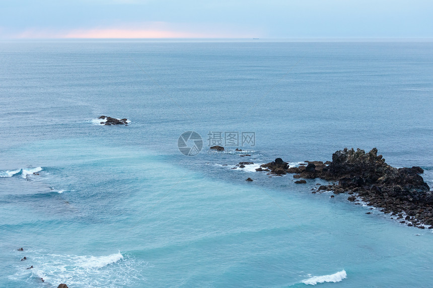日落的海洋岩石岸景观西班牙图片