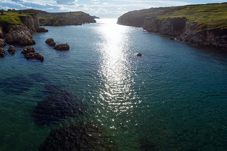 大西洋岩石海岸线景观西班牙太阳反射到水面图片