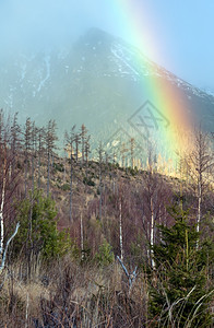 山上灰色云彩的虹多图片