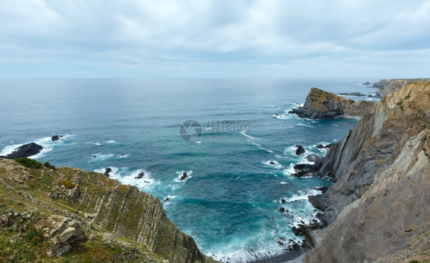 夏季大西洋岩石海岸线风景靠近Arrifana海滩AljezurAlgarve葡萄牙图片