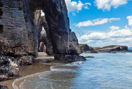 低潮下大教堂海滩上的自然岩石拱门坎塔布里克海岸卢戈加利西亚班牙海岸线高清图片素材