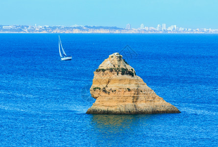 黄岩和帆船海滩上的夏日海景葡萄牙阿尔加夫图片