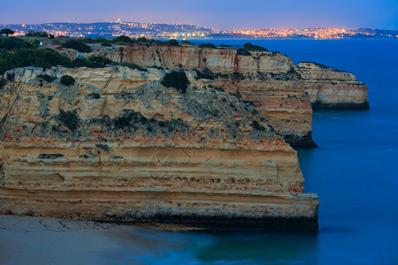 晚间沙马林哈海滩和黄色悬崖顶部大西洋海岸拉戈阿尔加夫葡萄牙图片