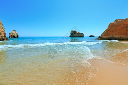 阿沃莱达从DosTresIrmaos沙滩PortimaoAlvorAlgarve葡萄牙观看海景背景