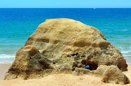 夏日沙滩上的岩石丘Albufeira海滩葡萄牙阿尔加维图片