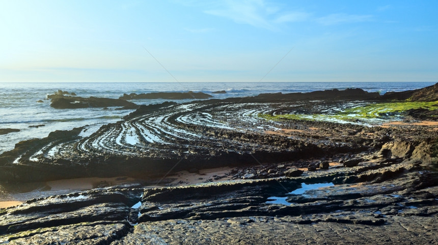 在低潮下葡萄牙阿尔杰苏加韦在低潮下阿尔杰苏加韦在水下海滩上设置自然两栖剧院石化曲线图片