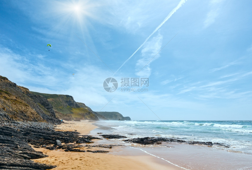 Castelejo海滩葡萄牙阿尔加维的大西洋风暴阳光景象所有人都无法辨认图片