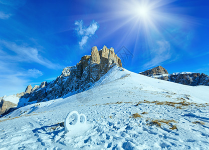 冬山日光坡意大利塞拉山口雪上的婚环雕塑图片