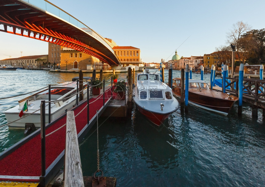 大运河清晨风景有船和桥意大利威尼斯图片