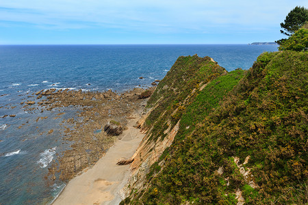 夏季大西洋海岸包括Churin海滩和岩石层背景