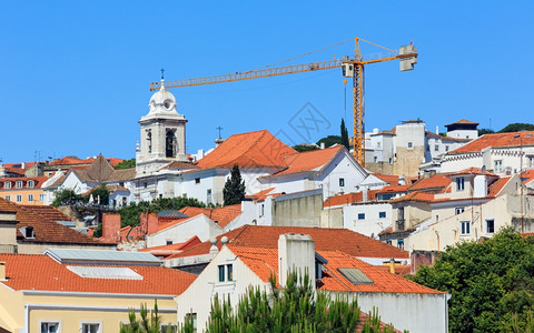 葡萄牙里斯本市景夏季风有钟楼和起重机所有人都不被承认图片